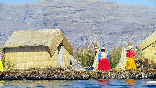 640px-024_People_Uros_Islands_of_Reeds_Lake_Titicaca_Peru_3075_(14995322808)